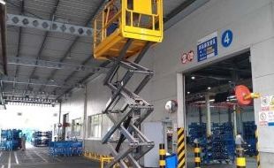 高效的曲臂式高空作業平臺助力車站檢修